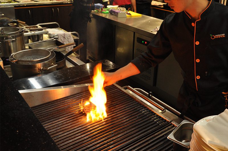 Gedekte restauranttafel met warme verlichting