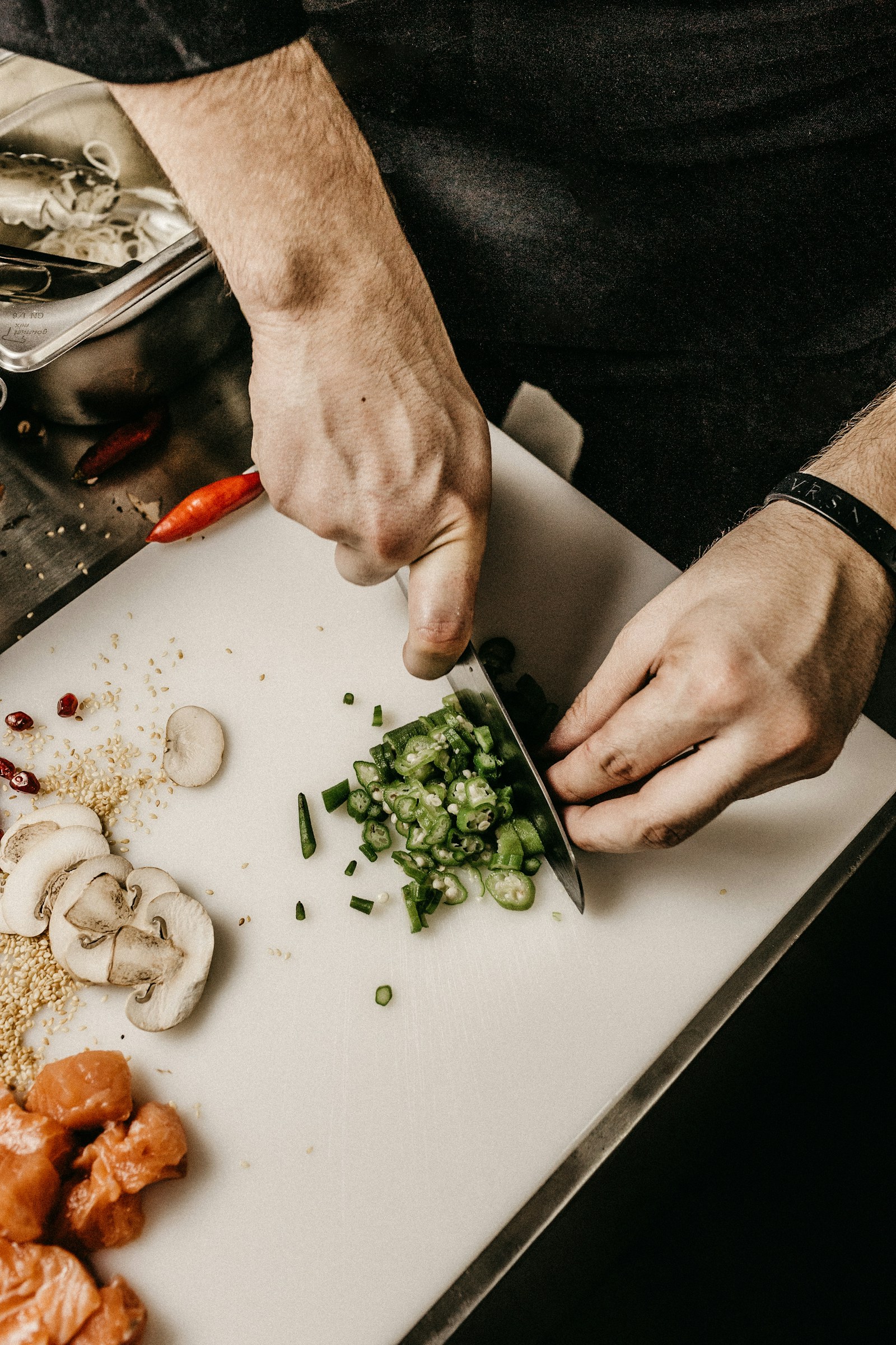 Chef bereidt een gerecht in de keuken